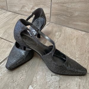 2” charcoal grey silver sparkly heel. Size 6. Life Stride Soft System brand.